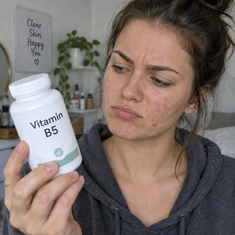 Kann Vitamin B5 gegen Akne eingesetzt werden? (Eine Frau hält eine Dose mit Vitamin B5 in der Hand).